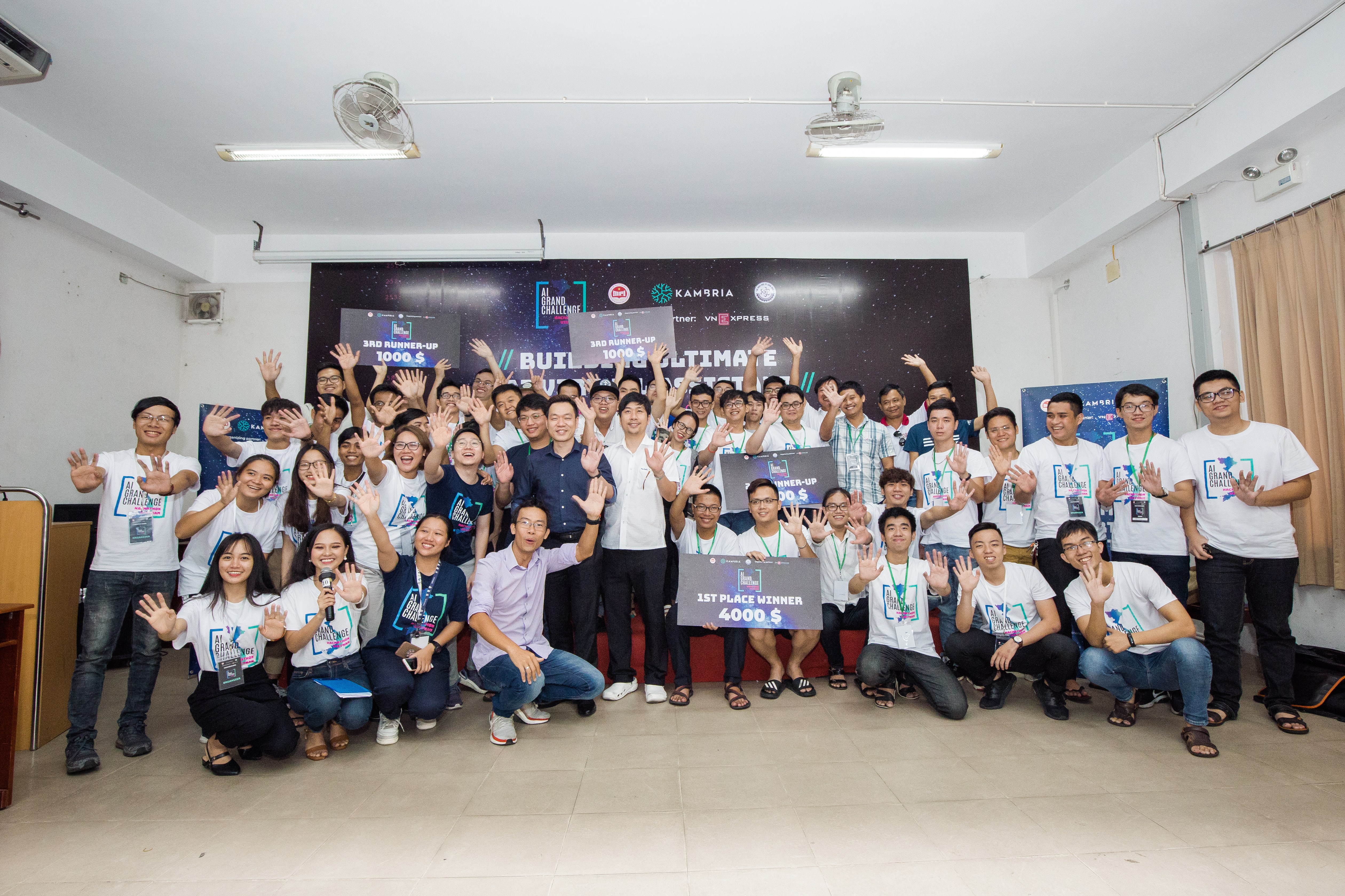 70 vietnam hackathon participants posing for a photo