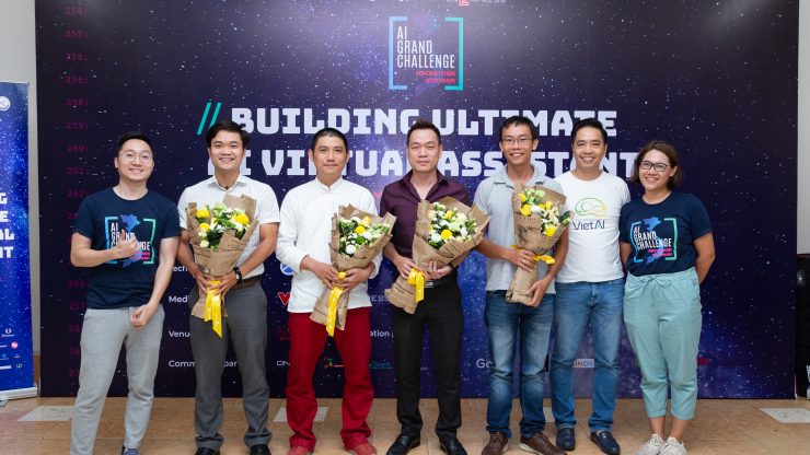vietnam ai grand challenge hackathon judges holding flowers